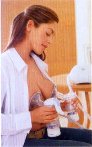 Женское молоко течет и брызгает из груди